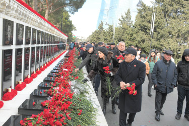 “20 Yanvar” faciəsinin 34-cü ildönümü ilə əlaqədar Sabunçu Rayon İcra Hakimiyyəti kollektivi Şəhidlər Xiyabanını ziyarət etdi