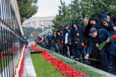 “20 Yanvar” faciəsinin 36-cı ildönümü ilə əlaqədar Sabunçu Rayon İcra Hakimiyyəti kollektivi Şəhidlər Xiyabanını ziyarət etdi