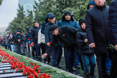 “20 Yanvar” faciəsinin 36-cı ildönümü ilə əlaqədar Sabunçu Rayon İcra Hakimiyyəti kollektivi Şəhidlər Xiyabanını ziyarət etdi