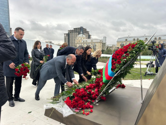 Sabunçu Rayon İcra Hakimiyyətinin kollektivi Zəfər parkında olublar