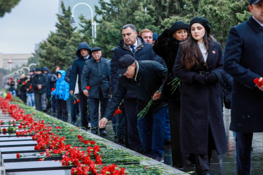 “20 Yanvar” faciəsinin 36-cı ildönümü ilə əlaqədar Sabunçu Rayon İcra Hakimiyyəti kollektivi Şəhidlər Xiyabanını ziyarət etdi