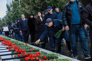 “20 Yanvar” faciəsinin 36-cı ildönümü ilə əlaqədar Sabunçu Rayon İcra Hakimiyyəti kollektivi Şəhidlər Xiyabanını ziyarət etdi