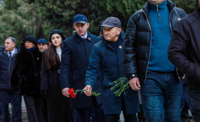 “20 Yanvar” faciəsinin 36-cı ildönümü ilə əlaqədar Sabunçu Rayon İcra Hakimiyyəti kollektivi Şəhidlər Xiyabanını ziyarət etdi