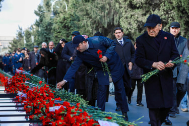 “20 Yanvar” faciəsinin 35-ci ildönümü ilə əlaqədar Sabunçu Rayon İcra Hakimiyyəti kollektivi Şəhidlər Xiyabanını ziyarət etdi