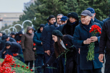 “20 Yanvar” faciəsinin 36-cı ildönümü ilə əlaqədar Sabunçu Rayon İcra Hakimiyyəti kollektivi Şəhidlər Xiyabanını ziyarət etdi