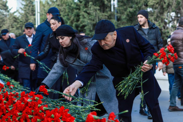 “20 Yanvar” faciəsinin 35-ci ildönümü ilə əlaqədar Sabunçu Rayon İcra Hakimiyyəti kollektivi Şəhidlər Xiyabanını ziyarət etdi