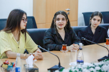 Sabunçu Rayon Məhkəməsində rayon gənclərinin iştirakı ilə “Ümummilli Lider Heydər Əliyev müstəqil Azərbaycan Konstitusiyasının müəllifidir” mövzusunda dəyirmi masa təşkil edildi