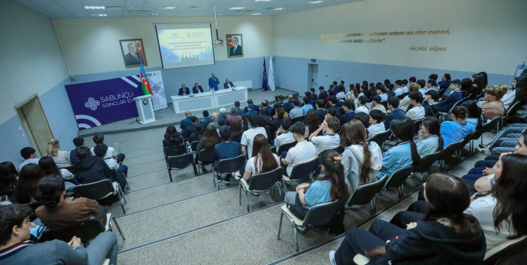 Sabunçu Gənclər Evində “Müasir dövrdə informasiya mühiti və sosial çağırışlar fonunda gənclər arasında mənəvi dəyərlər” mövzusunda tədbir keçirilib